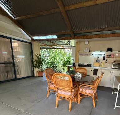 Cosy, private guest house with pool and private parking