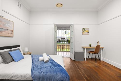Kensington Double Room - Central & Affordable - Shared Bathroom & Kitchen