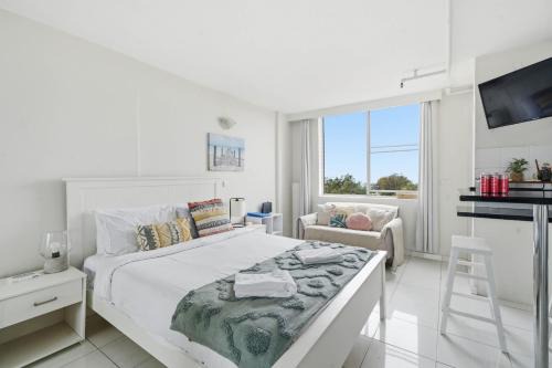 'Bondi Fairview' Coastal Panorama with Balcony
