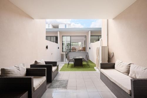 Luxury 5BR Home - Park Views - Near CBD & Airport