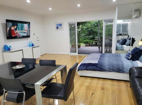 Luxury Resort Studio Apartment Retreat with Pool, Tennis & Alfresco