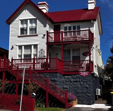 Mersey River Cottage (cir 1888) Central location with Amazing Ocean and Habour Views.