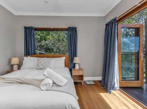 Hillcrest Retreat with River Views