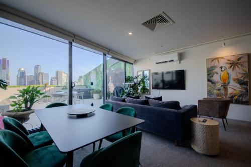 Safari in City 2BR Penthouse with Patio & Spa