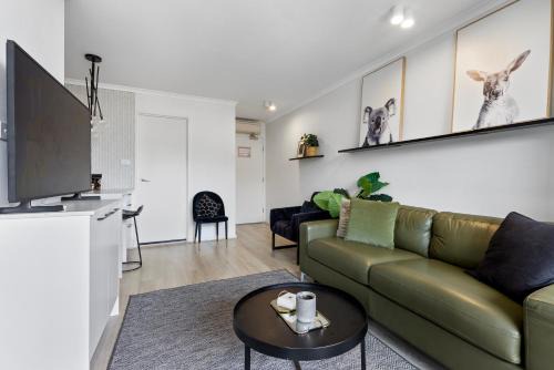 Stylish 1-Bedroom Stay with Balcony & Pool Access