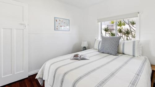 Salt Shack - Classic Angourie Beach Cottage Steps from Spooky Beach - Holiday Yamba