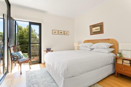 Spacious 2-Bed Townhouse with a Lush Courtyard