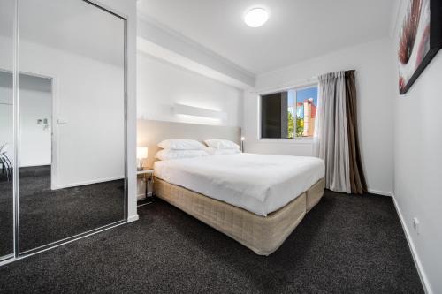 Spacious 2-Bed Conveniently by Lake Tuggeranong