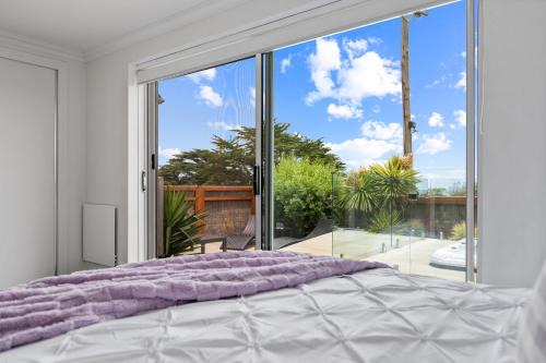 Crystal Palace Kilcunda, Luxury Coastal Retreat with Ocean Views, Spa, Fireplace, EV-Ready, Pet-Friendly Comfort