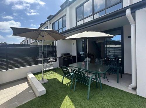 Modern 3BR Townhouse - Sleeps 10 - 2-Car Garage