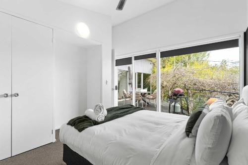Stylish 2BR w Pool with Spa in central Daylesford