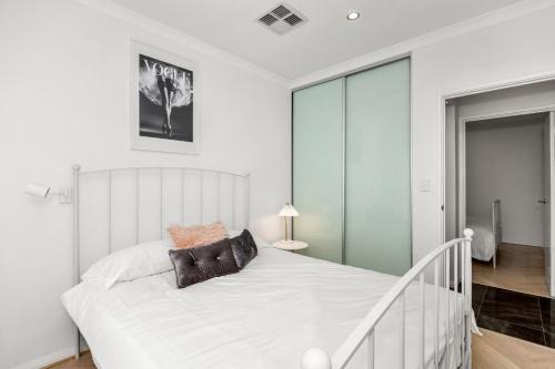 Modern Coastal Haven, Walk to Eden Beach & Shops