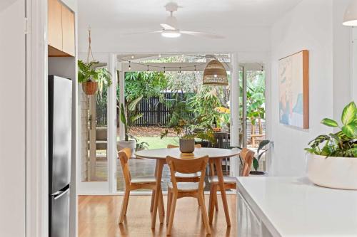 The Palma - Leafy Tropical Escape in Moffat Beach