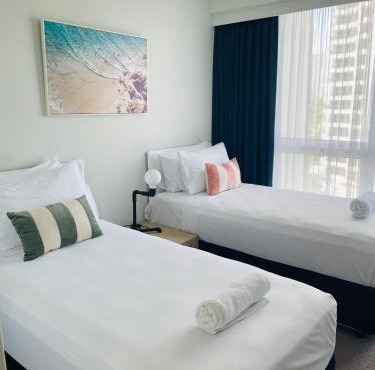 The Crest Apartments - Main Beach