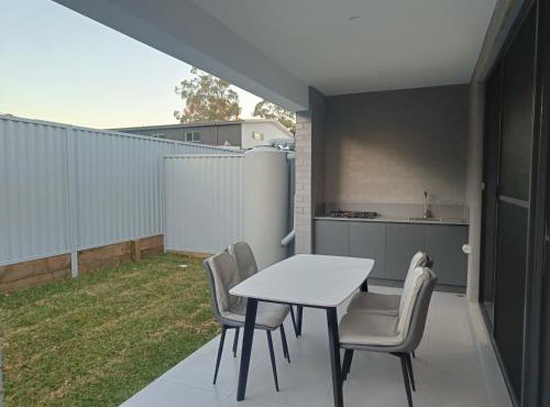 Queen Room in Spacious, Modern House - NR3