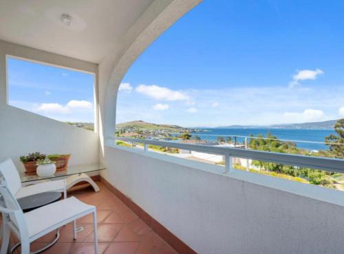 Huge luxurious home - Stunning Water Vista