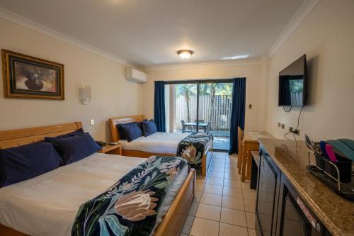Novena Palms Motel
