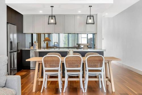 Relax at Ronnie's - Coastal Elegance near the Beach