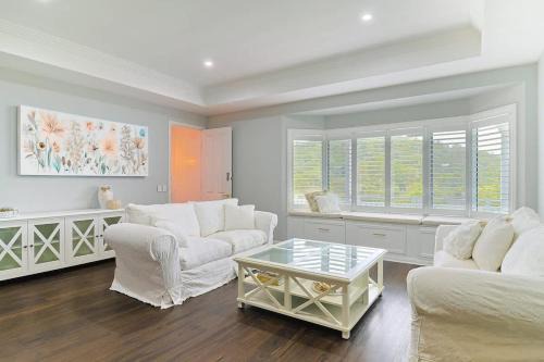 King Beds - Ensuites - Sleeps 20 - Cinema - Lake