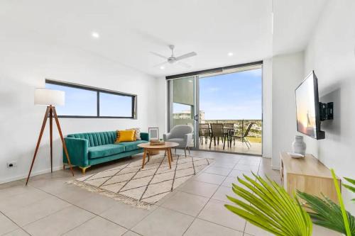 Water View 2BR Apt with Fast WiFi, Pool and Parking