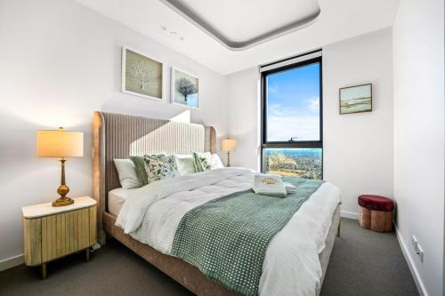 Highrise Luxury Penthouse with City Ocean Mountain View