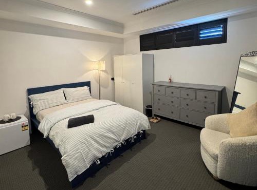 Décembre House - 24hrs Self Late Check-in Shared Home-style Accommodation in Belmont Central