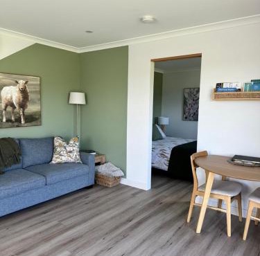 Badger's View Farmstay GREEN HORNET Cabin