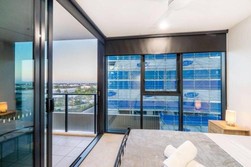 Central 2BR-2BA Resort-Style Retreat In Hamilton M21