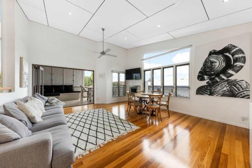 Stunning Alex Heads Beach House - Pet friendly