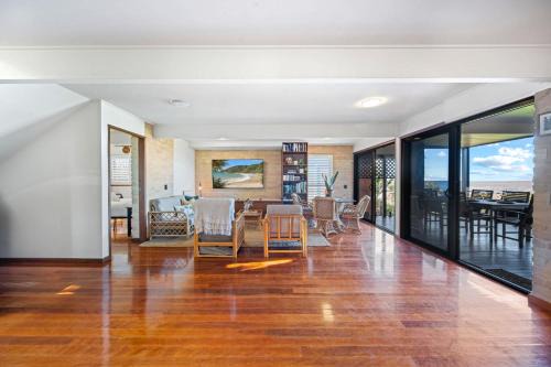 Caloundra Retro Beach House in Front of Ocean