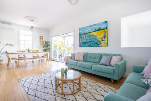 Charming Beach Cottage - Stroll to Cafes, Beach & Creek