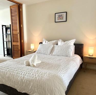 North Sydney apartment with free parking