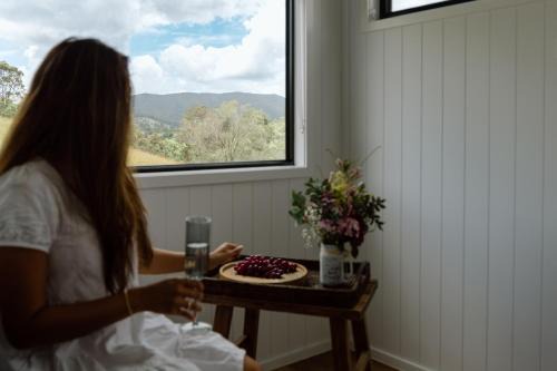 Brand New Tranquil Tiny Home On 60 Acres Near Kennilworth Feed Friendly Cows, Spectacular Views