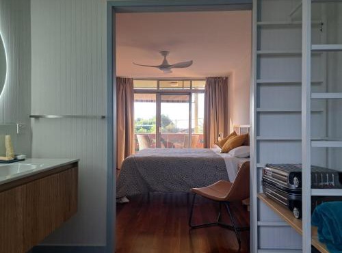 Brisbane 1960s Pool House - hosted bed and breakfast