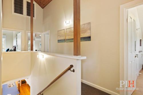 Sandy Bay Getaway w Spa 4 Bdr