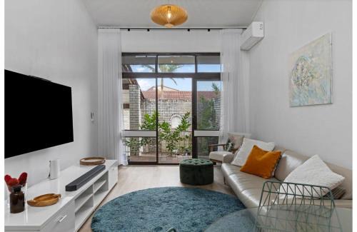 Light filled Villa Moments to the Beach