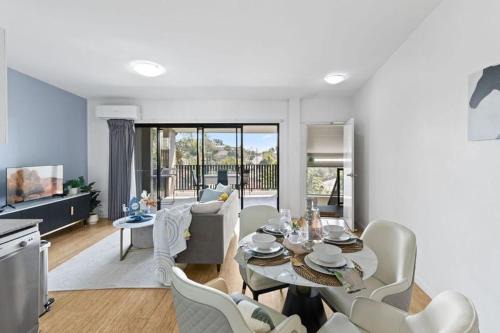 Spacious 2B2B Apt Close to CBD - Free Parking