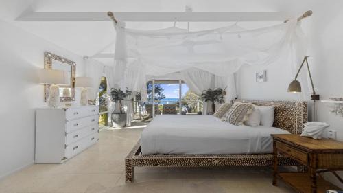 Barellen Beach House - Luxe Beach Front, Oceanview