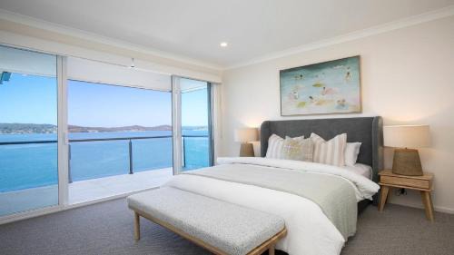 Waters Edge - Point Clare - Pool , Spa, Private Jetty