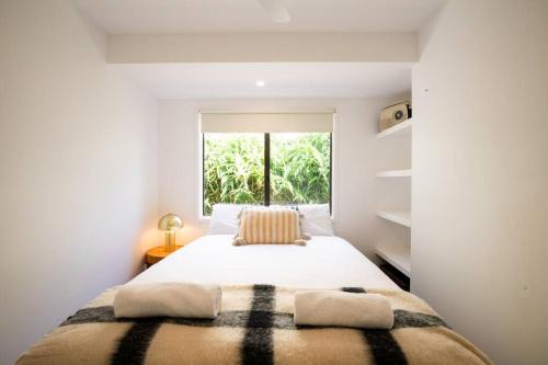 Cosy Straddie cottage + sleeps 6 + close to beach