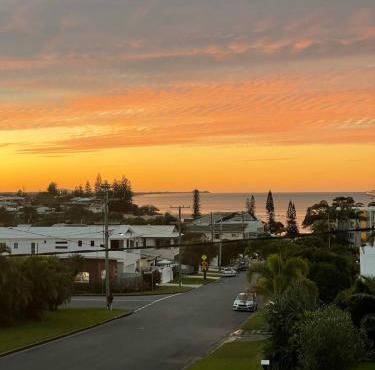 Moffat Beach Retreat, Pet-friendly & Ocean Views