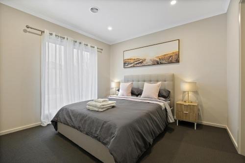 Ballarat Modern Oasis, Stylish 3 bedroom 2 bathroom Retreat, Newly build, New appliances, beds and furniture, Walking distance to Shopping mall