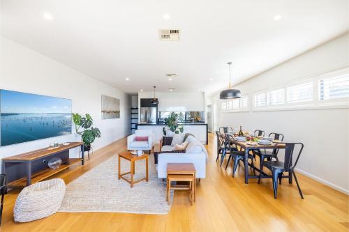 Escape on Wanda, 188 Soldiers Point Rd - Spectacular views, Ducted Air Con, WiFi
