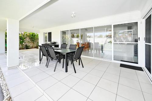 Beach House Getaway - Stylish, Kms of Beach ZA1