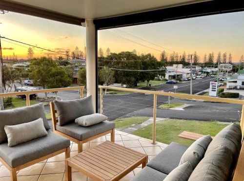 Cowrie House - Spacious Family Haven In The Heart of Yamba - Holiday Yamba
