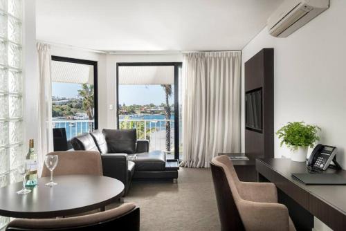 Pier 21 Riverside Apartment Hotel